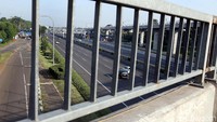 Terlihat tak banyak kendaraan melintas di ruas Tol Jakarta-Cikampek.