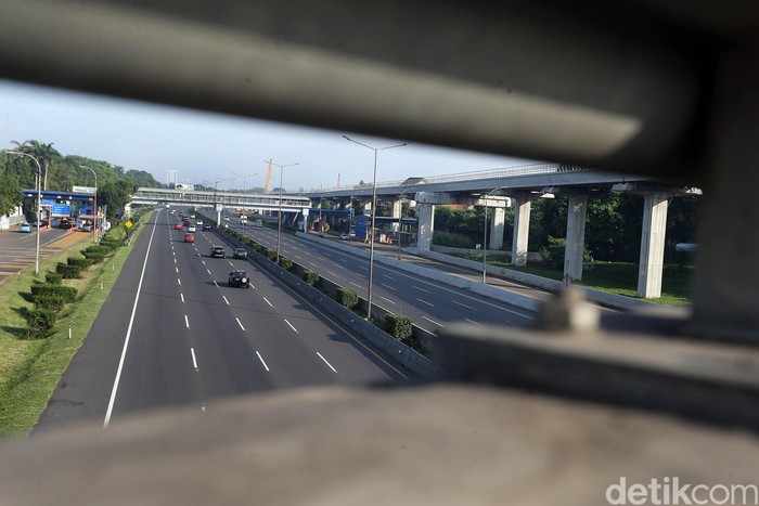 Penampakan Tol Japek yang Terpantau Lengang Jelang Lebaran Kondisi terkini di ruas Tol Jakarta-Cikampek tampang lengang H-2 jelang Lebaran. Kondisi itu salah satunya terkadi usai diterapkannya penyekatan pengendara.