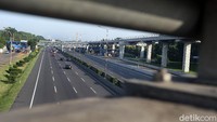 Suasana di ruas Tol Jakarta-Cikampek tampak lengang, Jumat (22/5/2020).