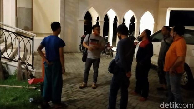 Polisi saat mendatangi lokasi kejadian pengeroyokan marbot masjid