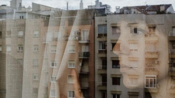 Sang fotografer menantang dirinya untuk mengambil gambar setiap hari selama penguncian, dan ia menyadari tetangga adalah bagian penting dari hidupnya sekarang. Ia melakukan karantina ini sendirian dan merayakan hari ulang tahunnya bersama mereka, jadi ia ingin menjadikan mereka bagian dari tantangan itu. Istimewa/Dok. Boredpanda/@claror.