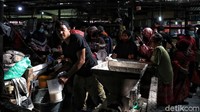 Warga menyerbu pedagang santan.  