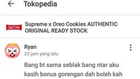 Kalau ini tipe pembeli yang merayu. Ia mau menukar Oreo Supreme dengan seblak plus gorengan gratis. Foto: Twitter @raratigakali