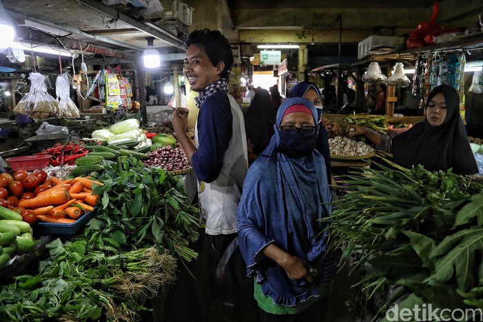 Warga Berburu Keperluan Lebaran di Pasar Rawa Badak Warga memadati Pasar Rawa Badak, Jakarta Utara, Jumat (22/5). Mereka berburu berbagai keperluan untuk Lebaran.