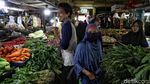 Warga Berburu Keperluan Lebaran di Pasar Rawa Badak
