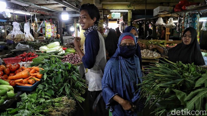 Warga memadati Pasar Rawa Badak, Jakarta Utara, Jumat (22/5). Mereka berburu berbagai keperluan untuk Lebaran.