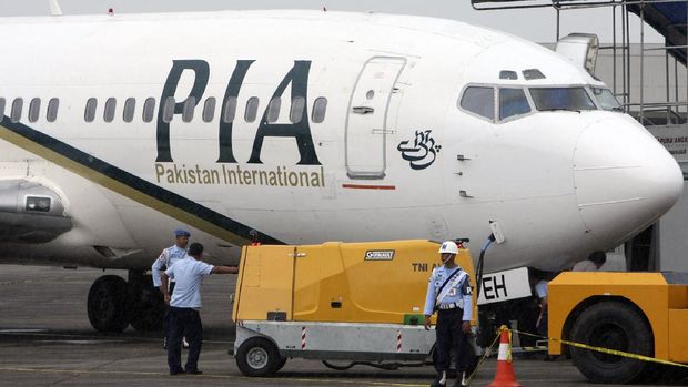 A Pakistan International Airlines passenger jet is parked on the tarmac at a military base in Makassar, Indonesia, Monday, March 7, 2011. Officials say two Indonesian fighter jets have forced the plane to land after entering Indonesian air space without authorization. (AP Photo)