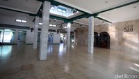 Seperti pembersihan lantai masjid, pengangkatan karpet masjid, semua itu dilakukan guna menjaga kebersihan dan memutus mata rantai penyebaran virus Corona disarana ibadah.