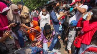 Kebanyakan warga yang datang ke pasar tersebut hendak berbelanja kebutuhan menjelang Lebaran.  
