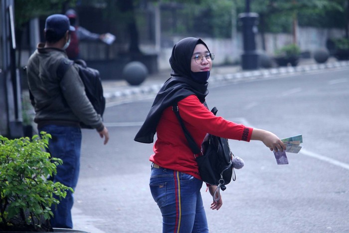 Jelang Lebaran, Jasa Tukar Uang Menjamur di Bandung Jelang Hari Raya Idul Fitri 1440 H, banyak bermunculan jasa penukar uang baru di Kota Bandung, Jawa Barat. Seperti terlihat di Jalan Wastukencana, Kota Bandung.