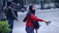 Mereka menawarkan jasanya kepada pengendara yang melintas.