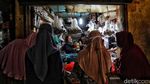 Warga Berburu Keperluan Lebaran di Pasar Rawa Badak