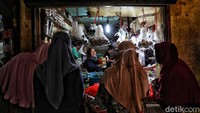 Salah satu yg juga diserbu warga adalah pedagang bumbu dapur.