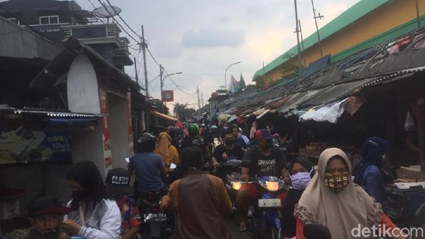 Suasana di kawasan Pasar Kramat Jati