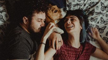 Bahkan selama penguncian, kamu masih memiliki banyak momen kecil untuk disayangi bersama orang yang kamu cintai. Istimewa/Dok. Boredpanda/@rotundperfect.