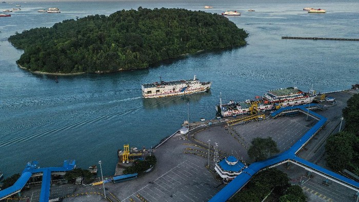 Foto aerial kendaraan logistik tujuan Sumatera antre memasuki kapal di Pelabuhan Merak Banten, Kamis (21/5/2020) malam. Menjelang Hari Raya Idul Fitri 1441 H, arus penyeberangan penumpang di Pelabuhan Merak mengalami penurunan penumpang hingga 98,3 persen jika dibandingkan periode yang sama pada tahun lalu dikarenakan adanya aturan larangan mudik dari pemerintah demi mencegah penyebaran pandemi COVID-19. ANTARA FOTO/Galih Pradipta/aww.