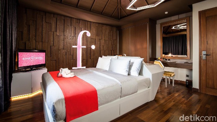 Dimana banyak hotel yang sudah tutup sementara di area  Legian, Fashion Hotel Legian masih beroperasi dengan menjalankan standar kesehatan dan sanitasi secara serius. Desain yang modern dan harga yang terjangkau, menjadikan Fashion Hotel Legian pilihan akomodasi yang tepat khususnya bagi millennials atau keluarga muda.