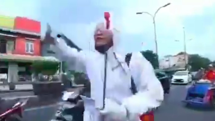 Viral pria teriak kami cape Pria ber-APD viral teriak kami cape.