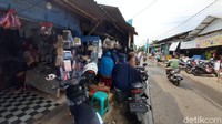 Salah seorang pedagang mengatakan kondisi di pasar bisa lebih ramai saat pagi hari. Bahkan hingga berdesakan.
