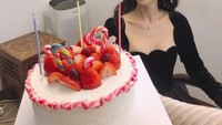 Ulang tahun Hwang Jung Eum makin lengkap dengan kue berhias lilin. Kelihatannya segar dengan topping buah strawberry! Foto: Instagram jungeum84