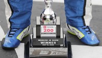 Chase Briscoe dan tropi juaranya.  