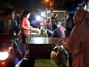 Abaikan PSBB, Dua Pasar Tradisional Sidoarjo Ramai Pembeli Saat Malam Takbiran