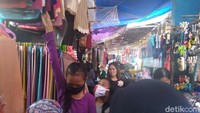 Terlihat warga keluar-masuk pasar. Beberapa tampak tidak mengenakan masker dan tidak menerapkan physical distancing/Luqman Arunanta - detikcom