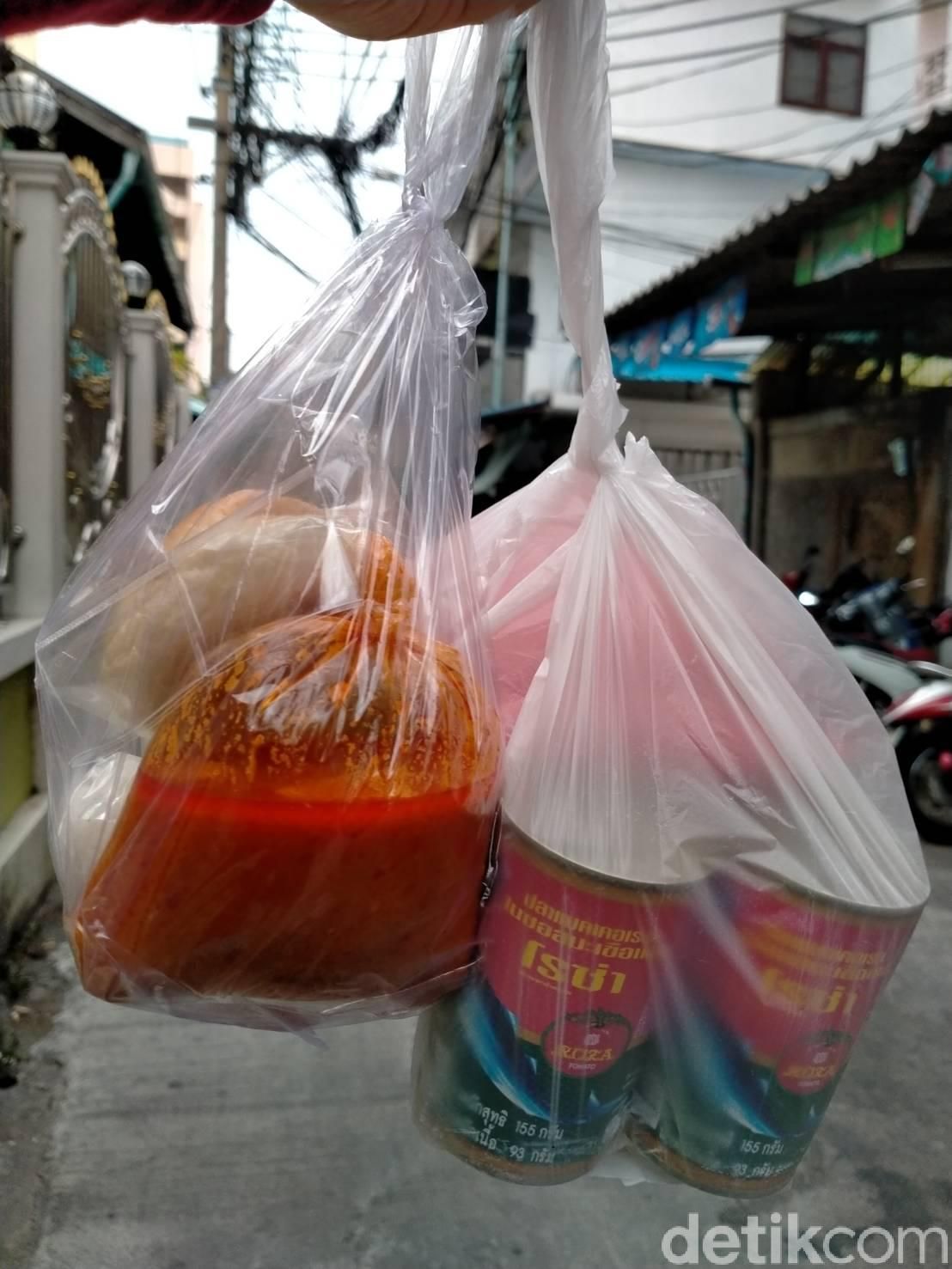 Makanan untuk berbuka puasa dari masjid
