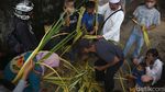 Laris Manis Pedagang Ketupat Jelang Lebaran