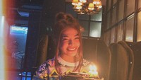  That time, that(very)late birthday surprise, i was crying in my happy tears bcuz of my baby brother @reza_grande . thank u, i luv u forever! tulis Sara di unggahan Instagramnya. Foto: Instagram @sarafajira