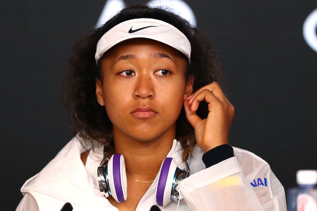 Seperti diketahui, Naomi Osaka menolak berbicara kepada media usai pertandingan menghadapi Patricia Maria Tig di babak pertama Prancis Terbuka 2021. Ia pun didenda USD 15 ribu dan akhirnya memutuskan mengundurkan diri dari turnamen tersebut. Foto: Getty Images/Kelly Defina