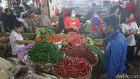 Warga mulai membeli bahan-bahan berupa bumbu dapur.