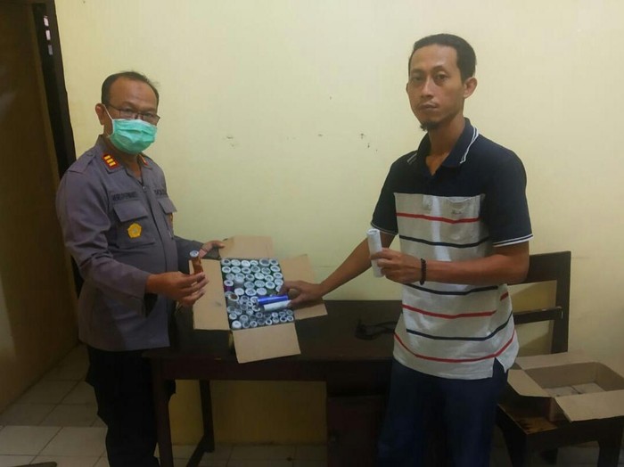 Warga Situbondo Serahkan Petasan Buatannya ke Polisi