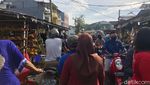 Begini Sesaknya Pengunjung di Pasar Rawalumbu Bekasi