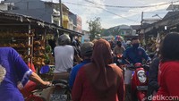 Dari pintu masuk, jalanan pasar sangat padat. Bahkan kemacetan terjadi yang mengakibatkan untuk masuk ke pasar tersebut perlu waktu 5-10 menit sendiri. Parkiran sangat penuh, akibatnya kendaraan-kendaraan sengaja diparkir di wilayah di mana warga berlalu lalang.