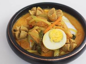 Cara Membuat Ketupat Sayur Bakso ala Chef Devina Hermawan yang Praktis