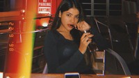 Kerennya pose Sara saat menikmati minuman dingin di salah satu kafe yang dikunjunginya. Foto: Instagram @sarafajira