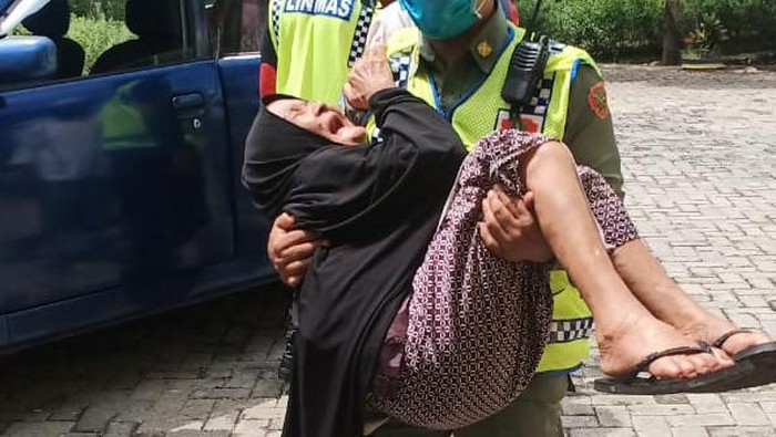 Viral Foto Kades di Luwu Timur Gendong Lansia Ambil Bansos
