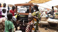 UNICEF bersama kementerian kesehatan di Sudan menempatkan puluhan stasiun cuci tangan yang tersebar di kawasan padat penduduk yang sering di kunjungi di Juba. Bak cuci tangan tersebut tak hanya berisi 500 liter air, tetapi juga memiliki informasi seputar virus Corona.