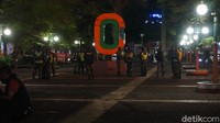 Namun tak terlihat ada kerumunan masyarakat di Alun-alun Kota Cimahi, yang biasanya dipadati masyarakat melaksanakan takbiran setiap tahunnya.