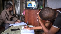 Elizabeth melanjutnya aktivitas belajar dari rumah dengan menonton saluran televisi khusus pendidikan. Fokus Eliza yakni studi sosial sejarah, geografi dan ilmu politik.