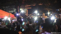 Warga menyemut di antara pedagang yang menjajakan dagangan dengan mobil dan mengabaikan social distancing dan status Pembatasan Sosial Berskala Besar (PSBB) yang masih berlaku.