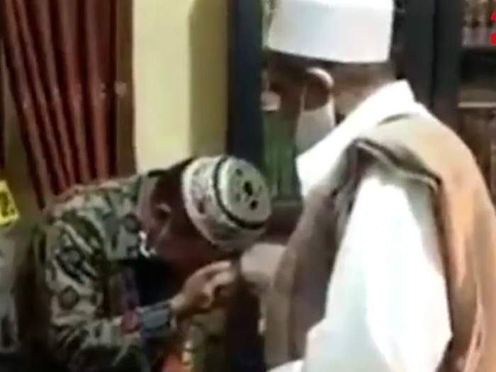 Cekcok antara petugas Satpol PP dan Habib Umar Assegaf di pos penyekatan PSBB Surabaya, Jawa Timur, akhirnya berujung damai. Kedua pihak telah sepakat untuk memaafkan.