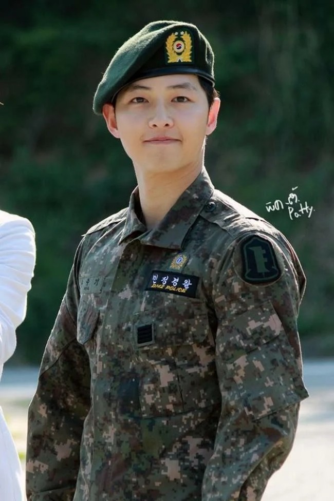 Mantan suami Song Hye Kyo yang dikenal lewat drama Descendants of The Sun tersebut dikenal punya visual yang imut. Wajahnya pun semakin terlihat awet muda saat tanpa makeup. Foto: Fansite