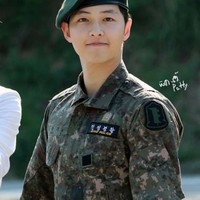Mantan suami Song Hye Kyo yang dikenal lewat drama Descendants of The Sun tersebut dikenal punya visual yang imut. Wajahnya pun semakin terlihat awet muda saat tanpa makeup. Foto: Fansite