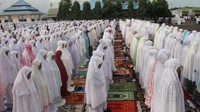 Jamaah Syattariah melaksanakan salat Idul Fitri lebih awal dari jadwal yang telah ditetapkan Pemerintah karena didasarkan pada metode hisab Urfi Khumasi atau bilangan lima dalam kitab Tajul Muluk yang dianut jamaah Syattariah.