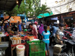 Pasar Palmerah Ramai Lagi, Warga Ngaku Terdesak Kebutuhan Lebaran