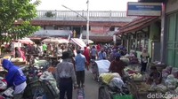 Di Pasar Pagi Kota Tegal, warga hari ini menyerbu ke pasar untuk membeli kebutuhan lebaran. Tradisi prepegan, yakni berbelanja sehari sebelum lebaran ini bertepatan dengan diakhirinya PSBB.