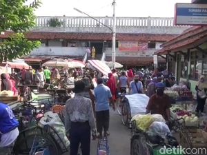 Video Warga Kota Tegal Serbu Pasar Usai PSBB Berakhir