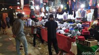 Pedagang baju yang membuka lapak di pinggir jalan pun diserbu pembeli. Sebab pertokoan sudah tutup sejak pukul 18.00 Wib. Sehingga mereka yang belum membeli baju lebaran, memilih berbelanja di pedagang pinggir jalan.